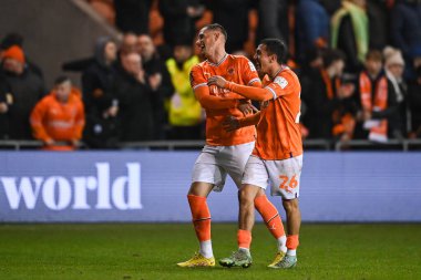 Blackpool 'dan Jerry Yates # 9, Birleşik Krallık, Blackpool' daki Bloomfield Road 'da oynanan Blackpool - Nottingham Forest maçının bitiminde, Emirlikler Kupası # 26 numaralı Ian Poveda ile kutluyor.