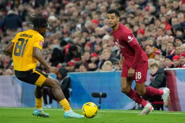 Liverpool 'dan Cody Gakpo topu Dexter Lembikisa' nın 81 numarası Wolverhampton Wanderers 'a atıyor. Liverpool' un Wolverhampton Wanderers 'a karşı oynadığı üçüncü tur karşılaşmasında 7 Ocak 202 tarihinde Anfield, Liverpool' da.