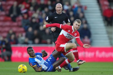 Middlesbrough # 8 ve Moiss Caicedo # 25 Brighton & Hove Albion 'dan Riley McGree # Middlesbrough - Brighton Brighton ve Hove Albion arasında oynanan 7 Ocak 2023 tarihli Riverside Stadyumu, Middlesbrough' da oynanan FA Cup karşılaşmasında top için yarışacak.