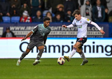 Plymouth Argyle tam geri Bali Mumba (17) Bolton Wanderers 'ı 7 Ocak 202' de Bolton Stadyumu 'nda Bolton Wanderers - Plymouth Argyle maçında forvet Dion Charles (10)' ı savundu.