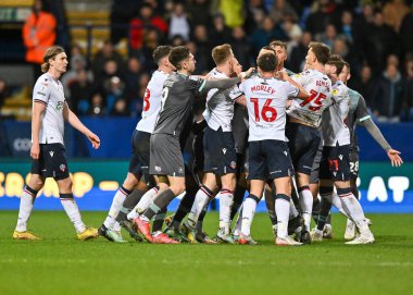 Plymouth Argyle defans oyuncusu James Wilson (5) ve Bolton Wanderers forveti Jn Dai Bvarsson (9) arasında Melee büyük bir kavga başlattı ve Sky Bet 1 maçında Bolton Wanderers - Plymouth Argyle maçında her iki takım da yer aldı.