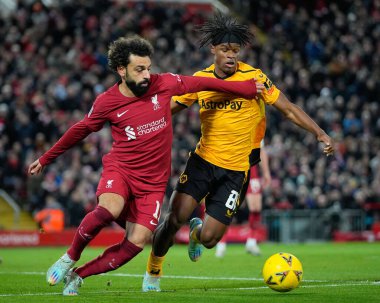 Wolverhampton Wanderers 'dan Dexter Lembikisa # 81, Liverpool - Wolverhampton Wanderers - Anfield, Liverpool, İngiltere' de 7 Ocak 202 tarihinde oynanan Liverpool FA Cup üçüncü tur karşılaşmasında Liverpool 'lu Mohamed Salah # 11 ile top için mücadele etmektedir.