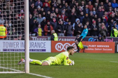 Blackpool 'dan Chris Maxwell, Birleşik Krallık' ın başkenti Bloomfield Road 'da oynanan Blackpool - Nottingham Forest maçında üçüncü tur karşılaşmasında kurtarıyor.