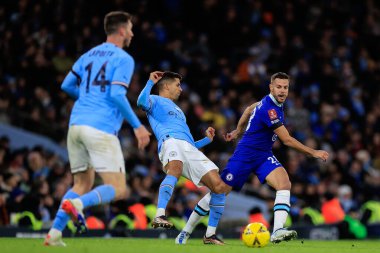 Chelsea 'den Csar Azpilicueta # 28, Manchester City ile Manchester City arasında oynanan ve 8 Ocak 2023 tarihinde Etihad Stadyumu' nda oynanan üçüncü tur müsabakasında Manchester City # 7 'ye meydan okuyor.