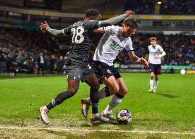 Plymouth Argyle orta saha oyuncusu Jay Matete (28) Bolton Wanderers orta saha oyuncusu Aaron Morley (16), Bolton Wanderers - Plymouth Argyle maçında Bolton Stadyumu, Bolton, Birleşik Krallık, 7.