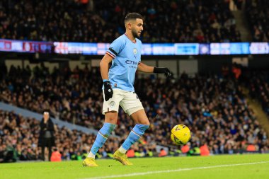 Manchester City 'den 26 numaralı Riyad Mahrez, Manchester City' nin 8 Ocak 202 'de Etihad Stadyumu' nda oynanan üçüncü tur karşılaşmasında topu kontrol ediyor.