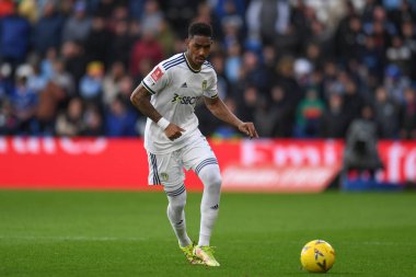Leeds United 'tan Jnior Firpo, 8 Ocak 2023 tarihinde Cardiff City Stadyumu' nda oynanan, Cardiff City - Leeds United üçüncü tur karşılaşmasında pas attı.