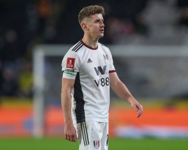 Fulham 'dan 10 numaralı Tom Cairney, 7 Ocak 202' de MKM Stadyumu 'nda oynanan 3. Hull City maçından sonra kalabalığa bakıyor.