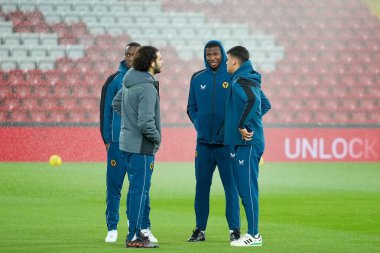 Wolverhampton Wanderers oyuncuları, 7 Ocak 202 tarihinde İngiltere 'nin Liverpool kentinde oynanan Liverpool-Wolverhampton Wanderers maçından önce sahayı teftiş ediyor.