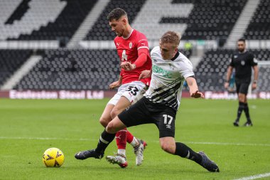 Derby County 'den 17 numaralı Louie Sibley, 8 Ocak 202' de Derby Park Stadyumu 'nda oynanan Emirates FA Cup 3. tur karşılaşmasında Barnsley' li Matty Wolfe # 33 'e karşı mücadele ediyor.