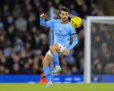 Manchester City 'den 20 numaralı Bernardo Silva, Manchester City' nin 8 Ocak 202 'de Etihad Stadyumu' nda oynanan üçüncü tur maçında topu kontrol ediyor.