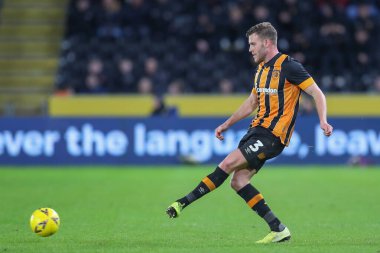 Hull City 'den Callum Elder # 3, Birleşik Krallık' ın Hull Stadyumu 'nda oynanan 3. Hull City maçında pas veriyor.