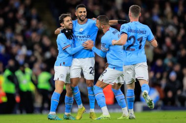 Manchester City 'den 26 numaralı Riyad Mahrez takım arkadaşlarıyla birlikte golünü kutluyor ve 8 Ocak 202' de Etihad Stadyumu 'nda Manchester City' ye karşı oynanan 3.
