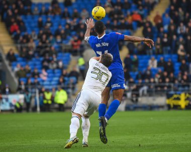 Cardiff City 'den Curtis Nelson # 16, Cardiff City Stadyumu' nda Cardiff City - Leeds United maçında Leeds United 'ın Joe Gelhardt # 30' u Leeds United 'ın baskısıyla yüksek topu kazandı.