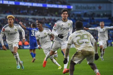 Leeds United 'ın 16 numaralı oyuncusu Sonny Perkins, 8 Ocak 202' de Cardiff City, Cardiff City Stadyumu 'nda oynanan Cardiff City - Leeds United maçında 2-2' lik galibiyet golünü kutluyor.