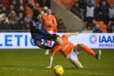 Nottingham Ormanı 'ndan Gustavo Scarpa # 31 numara Blackpool, Blackpool, İngiltere' deki Bloomfield Road, Blackpool, 7 Ocak 202 tarihinde oynanan Emirates FA Cup üçüncü tur karşılaşmasında Blackpool # 34 numaralı Jordan Thorniley tarafından yakalandı.