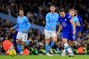 Manchester City 'den 25 numaralı Manuel Akanji, 8 Ocak 2023 tarihinde Etihad Stadyumu' nda Chelsea 'ye karşı oynanan Emirlikler FA Kupası üçüncü tur karşılaşmasında Chelsea' den 28 numaralı Csar Azpilicueta 'nın meydan okumasıyla topu geçiyor.