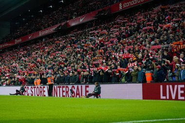 Liverpool taraftarları oyuncuları, 7 Ocak 202 'de Anfield, Liverpool' da oynanan Liverpool - Wolverhampton Wanderers maçından önce selamlıyor.