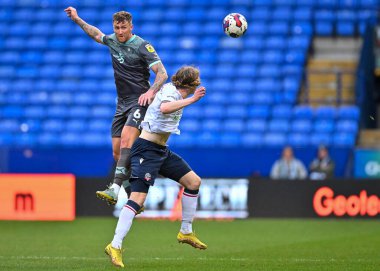 Plymouth Argyle (6) defans oyuncusu Dan Scarr (6), 7 Ocak 202 'de Bolton Stadyumu, Bolton Üniversitesi' nde Bolton Wanderers - Plymouth Argyle maçında havada mücadele etti.