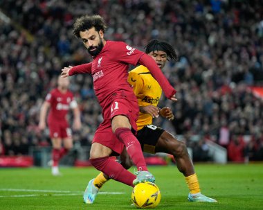 Wolverhampton Wanderers 'dan Dexter Lembikisa # 81, Liverpool - Wolverhampton Wanderers - Anfield, Liverpool, İngiltere' de 7 Ocak 202 tarihinde oynanan Liverpool FA Cup üçüncü tur karşılaşmasında Liverpool 'lu Mohamed Salah # 11 ile top için mücadele etmektedir.