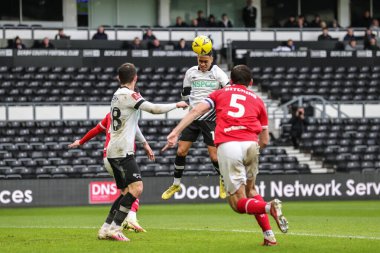 Derby County 'den Lewis Dobbin, 8 Ocak 202' de İngiltere 'nin Derby Park Stadyumu' nda oynanan Derby County - Barnsley üçüncü tur müsabakasında barın hemen üzerinde ilerliyor.