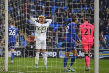 Leeds United 'ın 49 numaralı oyuncusu Mateo Fernnndez, 8 Ocak 2023' te Cardiff City Stadyumu 'ndaki Cardiff City - Leeds United maçında oynanan Emirates FA Cup üçüncü tur maçında aldığı şuta tepki gösterdi.