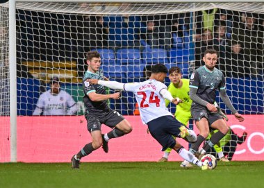 Bolton Wanderers forveti Elias Kachunga (24) bir atış yaptı ve Plymouth Argyle kalecisi Michael Cooper (1), Bolton Wanderers - Plymouth Argyle maçında Bolton Stadyumu, Bolton, Birleşik Krallık