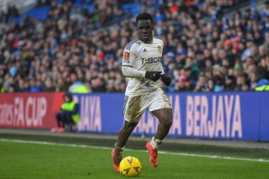 Leeds United 'ın 29 numaralı oyuncusu Wilfried Gnonto, 8 Ocak 202' de Cardiff City, Cardiff City Stadyumu 'nda oynanan üçüncü tur karşılaşmasında topla koşuyor.