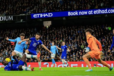 Manchester City 'den 19 numaralı Julin Ivarez ve Chelsea' den 5 numaralı Jorginho, 8 Ocak 2023 tarihinde Etihad Stadyumu 'nda Manchester City' nin Chelsea 'ye karşı oynadığı Emirlikler Kupası üçüncü tur karşılaşmasında top için yarışıyorlar.