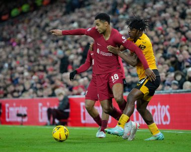 Liverpool 'dan Cody Gakpo 7 Ocak 202' de Anfield, Liverpool, İngiltere 'de oynanan Liverhampton Wanderers' a karşı oynanan Liverpool üçüncü tur karşılaşmasında topu Dexter Lembikisa # 81 Wolverhampton Wanderers ile birlikte kazandı.