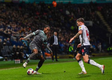 Plymouth Argyle orta saha oyuncusu Jay Matete (28) ve Bolton Wanderers orta saha oyuncusu Aaron Morley (16), Bolton Wanderers - Plymouth Argyle maçında Bolton Stadyumu, Bolton, Birleşik Krallık, 7.