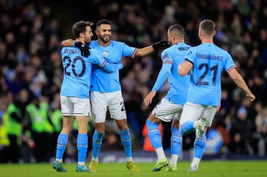 Manchester City 'den 26 numaralı Riyad Mahrez takım arkadaşlarıyla birlikte golünü kutluyor ve 8 Ocak 202' de Etihad Stadyumu 'nda Manchester City' ye karşı oynanan 3.