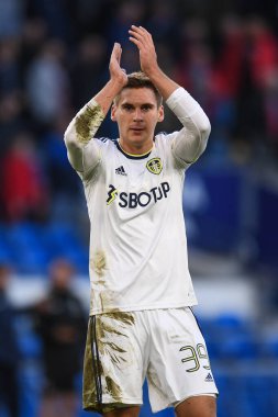 Leeds United takımından Maximilian Wber, 8 Ocak 2023 'te Cardiff City Stadyumu' nda oynanan Cardiff City vs Leeds United üçüncü tur karşılaşmasının ardından gezgin taraftarları alkışlıyor.
