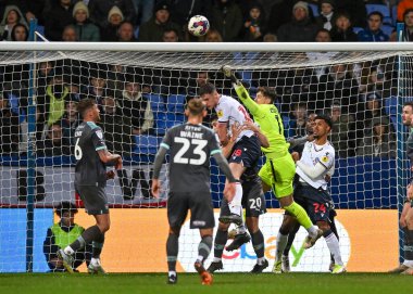 Plymouth Argyle kalecisi Michael Cooper (1), 7 Ocak 202 'de Bolton Stadyumu, Bolton Üniversitesi' nde Bolton Wanderers - Plymouth Argyle maçında topu yere serdi.