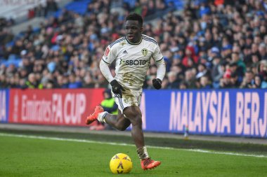 Leeds United 'ın 29 numaralı oyuncusu Wilfried Gnonto, 8 Ocak 202' de Cardiff City, Cardiff City Stadyumu 'nda oynanan üçüncü tur karşılaşmasında topla koşuyor.
