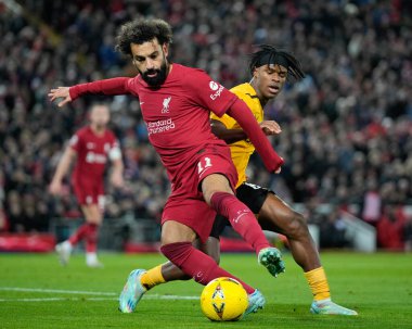 Wolverhampton Wanderers 'dan Dexter Lembikisa # 81, Liverpool - Wolverhampton Wanderers - Anfield, Liverpool, İngiltere' de 7 Ocak 202 tarihinde oynanan Liverpool FA Cup üçüncü tur karşılaşmasında Liverpool 'lu Mohamed Salah # 11 ile top için mücadele etmektedir.