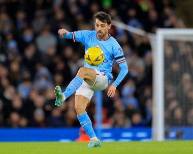 Manchester City 'den 20 numaralı Bernardo Silva, Manchester City' nin 8 Ocak 202 'de Etihad Stadyumu' nda oynanan üçüncü tur maçında topu kontrol ediyor.