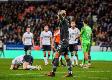 Plymouth Argyle forvet Ben Waine (23), 7 Ocak 202 'de Bolton Stadyumu, Bolton Üniversitesi' nde oynanan Gökyüzü İddia Ligi 1 maçında gol çizgisinde Bolton Wanderers - Plymouth Argyle maçında top temizlendikten sonra üzgün görünüyor.