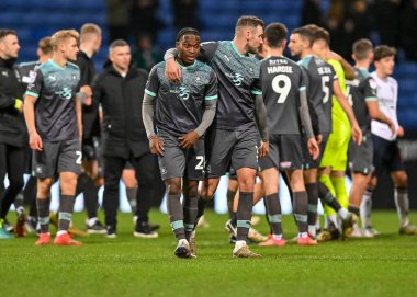 Plymouth Argyle defans oyuncusu Macaulay Gillesphey (3) ve Plymouth Argyle orta saha oyuncusu Jay Matete (28), 7 Ocak 'ta Bolton Stadyumu' nda oynanan Sky Bet 1 karşılaşmasında Plymouth Argyle 'a karşı.