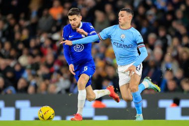 Manchester City 'den Phil Foden # 47 ve Chelsea' den Jorginho # 5 Emirates FA Cup 3. tur karşılaşmasında top için Manchester City Chelsea 'ye karşı Etihad Stadyumu, Manchester, İngiltere, 8 Ocak 202