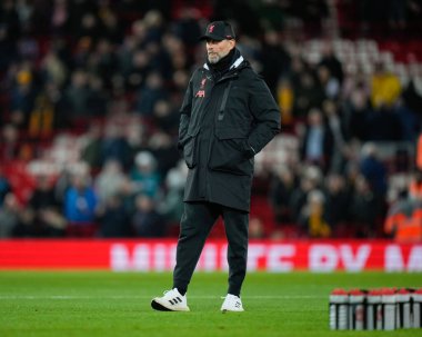 Liverpool teknik direktörü Jrgen Klopp, 7 Ocak 2023 tarihinde İngiltere 'nin Liverpool kentinde oynanan Liverhampton Wanderers ile oynanan Liverpool FA Cup üçüncü tur karşılaşmasında oyuncuların ısınmasını izledi.