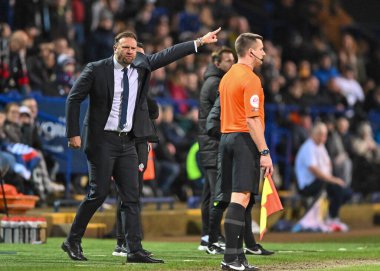 Bolton Wanderers teknik direktörü Ian Evatt (m), 7 Ocak 202 'de Bolton Stadyumu' nda oynanan Sky Bet 1 maçında Bolton Wanderers, Plymouth Argyle 'a karşı yedekleme hareketlerini ve bağırışlarını gösteriyor.