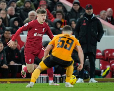 Liverpool 'dan 50 numaralı Ben Doak, 7 Ocak 202' de Anfield, Liverpool, İngiltere 'de oynanan Liverhampton Wanderers maçında üst sahaya bakıyor.