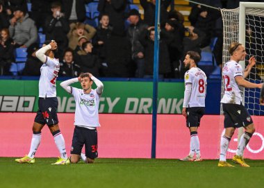 Bolton Wanderers forveti Elias Kachunga (24), Plymouth Argyle kalecisi Michael Cooper 'ın (1) Bolton Wanderers - Plymouth Argyle maçında Bolton Üniversitesi Bolton Stadyumu, Bolton, Birleşik Krallık