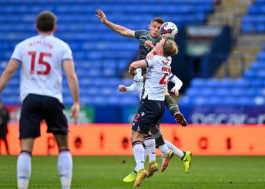 Plymouth Argyle orta saha oyuncusu Jordan Houghton (4), 7 Ocak 202 'de Bolton Stadyumu, Bolton Üniversitesi' nde Bolton Wanderers - Plymouth Argyle maçında havada mücadele etti.
