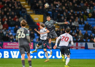 Plymouth Argyle defans oyuncusu Macaulay Gillesphey (3), 7 Ocak 202 'de Bolton Stadyumu' nda Bolton Wanderers - Plymouth Argyle maçında havada mücadele etti.