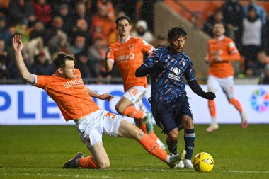 Nottingham Ormanı 'ndan Gustavo Scarpa # 31 numara Blackpool, Blackpool, İngiltere' deki Bloomfield Road, Blackpool, 7 Ocak 202 tarihinde oynanan Emirates FA Cup üçüncü tur karşılaşmasında Blackpool # 34 numaralı Jordan Thorniley tarafından yakalandı.