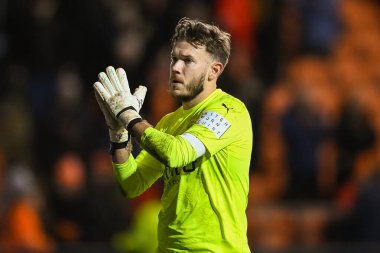 Blackpool 'dan Chris Maxwell, 7 Ocak 202' de İngiltere 'nin Blackpool kentindeki Bloomfield Road' da oynanan Blackpool-Nottingham Forest maçının üçüncü turunda taraftarları alkışlıyor.