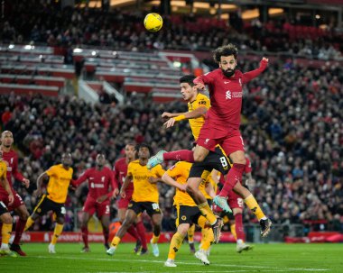 Liverpool 'lu Mohamed Salah # 11, Wolverhampton Wanderers' ın 9 numarası Ral Jimnez 'i yendi. Liverpool ile Wolverhampton Wanderers arasında oynanan 3.