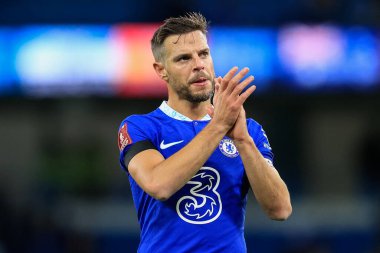 Chelsea 'li 28 numaralı Çar Azpilicueta, 8 Ocak 2023 tarihinde Etihad Stadyumu' nda oynanan ve Manchester City 'nin Chelsea' ye karşı oynadığı üçüncü tur müsabaka sonrasında destekçilerini tam zamanlı olarak alkışlıyor.